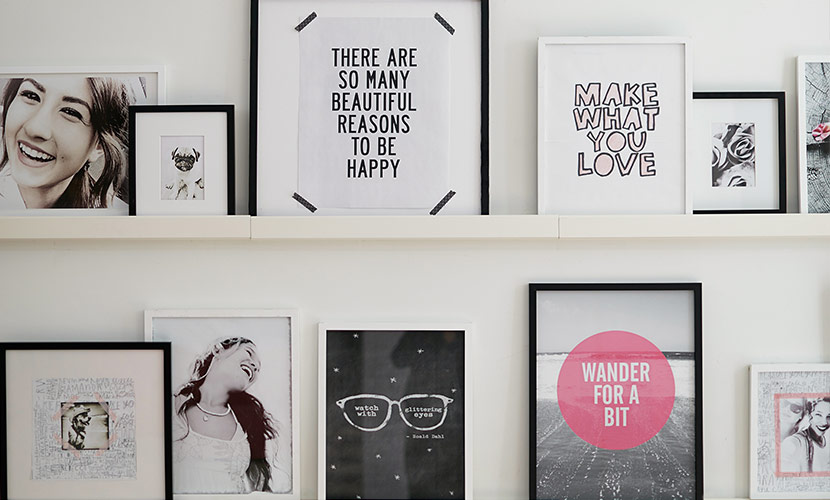 SP217_DS_HowtoIncorporateYourFavoriteArtworkintoaBedroomGalleryWall SP217_DS_HowtoIncorporateYourFavoriteArtworkintoaBedroomGalleryWall